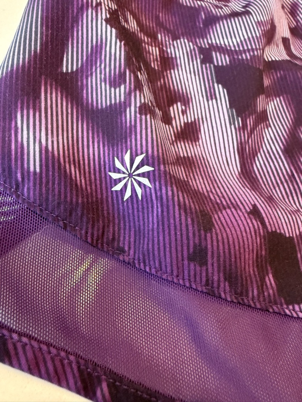 Athleta printed mesh racer run short 4“ Small - Picture 4 of 9